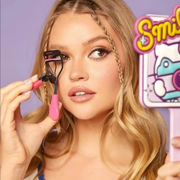 SHEIN X Limited Edition Hello Kitty Eyelash Curler With Graphic Carrying Case. - Picture 3 of 7